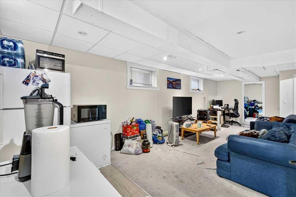 3911 1 Street Nw, Calgary, AB - Indoor Photo Showing Other Room