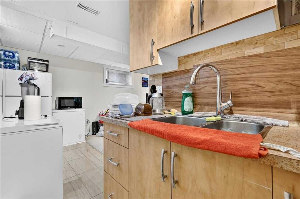 3911 1 Street Nw, Calgary, AB - Indoor Photo Showing Kitchen With Double Sink
