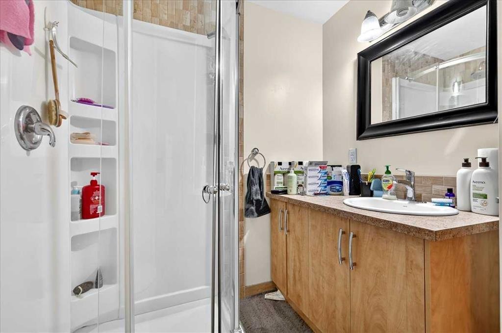 3911 1 Street Nw, Calgary, AB - Indoor Photo Showing Bathroom