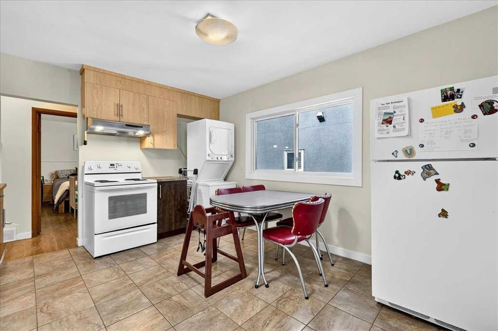 3911 1 Street Nw, Calgary, AB - Indoor Photo Showing Kitchen