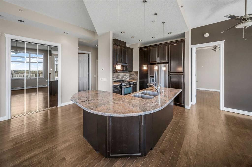 619-950 Centre Avenue Ne, Calgary, AB - Indoor Photo Showing Kitchen With Stainless Steel Kitchen With Double Sink With Upgraded Kitchen