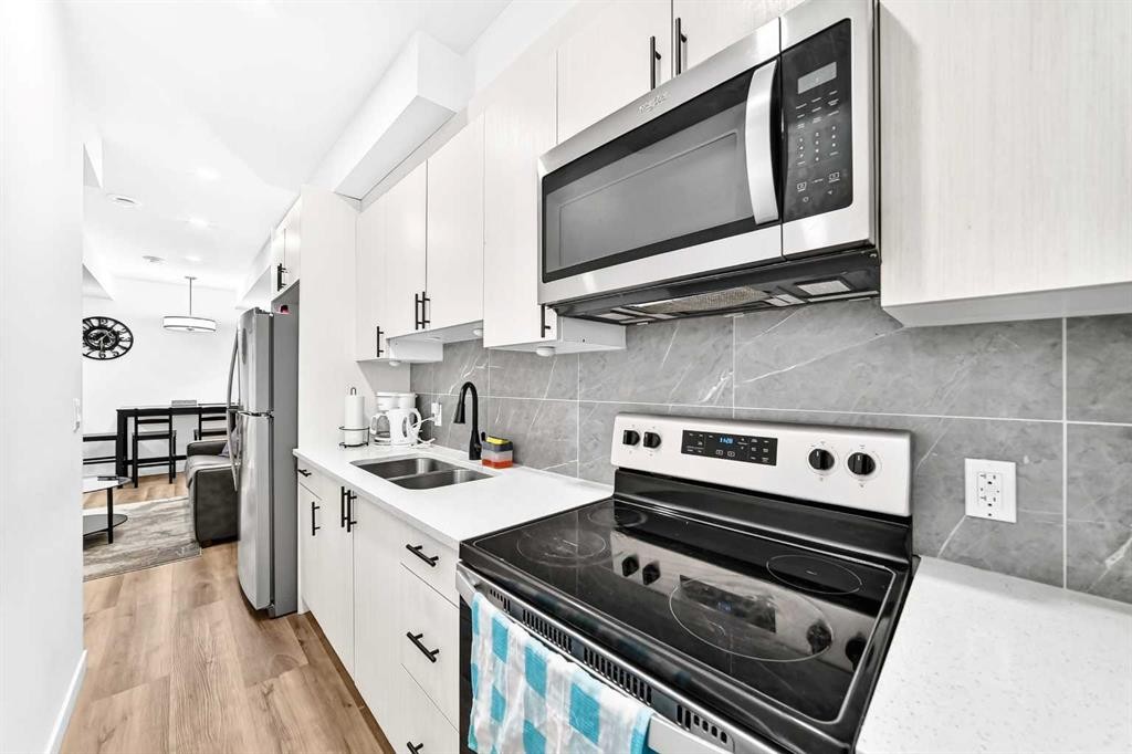 224 Corner Meadows Way, Calgary, AB - Indoor Photo Showing Kitchen With Double Sink With Upgraded Kitchen