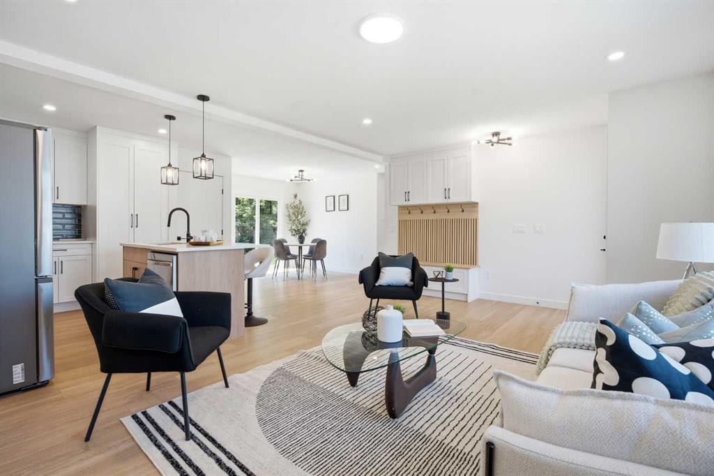 451 Arlington Drive Se, Calgary, AB - Indoor Photo Showing Living Room