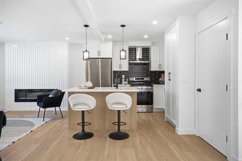 451 Arlington Drive Se, Calgary, AB - Indoor Photo Showing Kitchen With Upgraded Kitchen