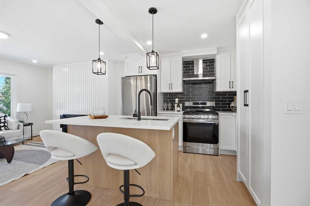 451 Arlington Drive Se, Calgary, AB - Indoor Photo Showing Kitchen With Upgraded Kitchen