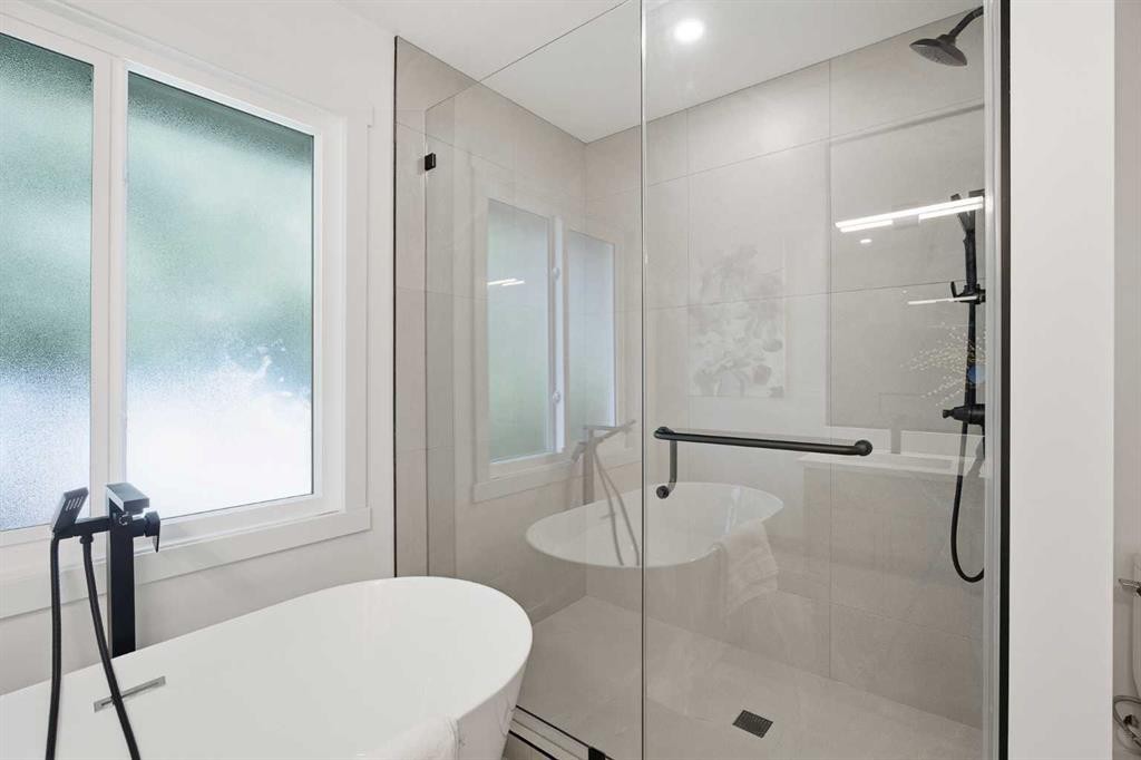 451 Arlington Drive Se, Calgary, AB - Indoor Photo Showing Bathroom