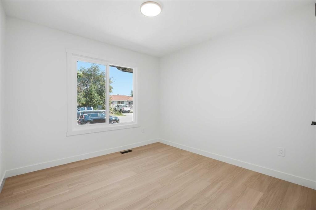 451 Arlington Drive Se, Calgary, AB - Indoor Photo Showing Other Room