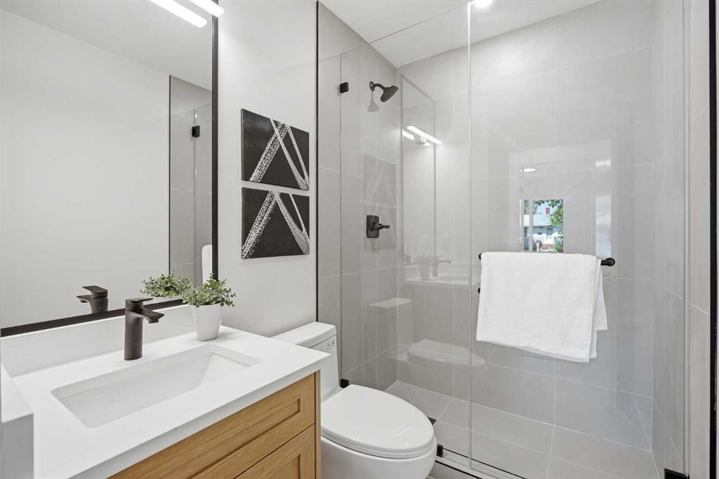 451 Arlington Drive Se, Calgary, AB - Indoor Photo Showing Bathroom