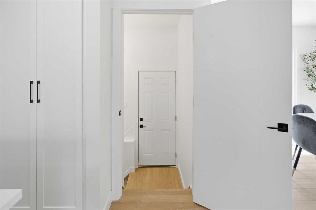 451 Arlington Drive Se, Calgary, AB - Indoor Photo Showing Other Room