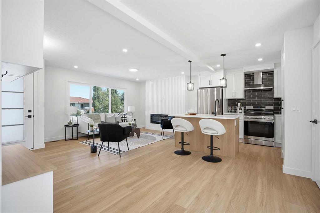 451 Arlington Drive Se, Calgary, AB - Indoor Photo Showing Kitchen With Upgraded Kitchen
