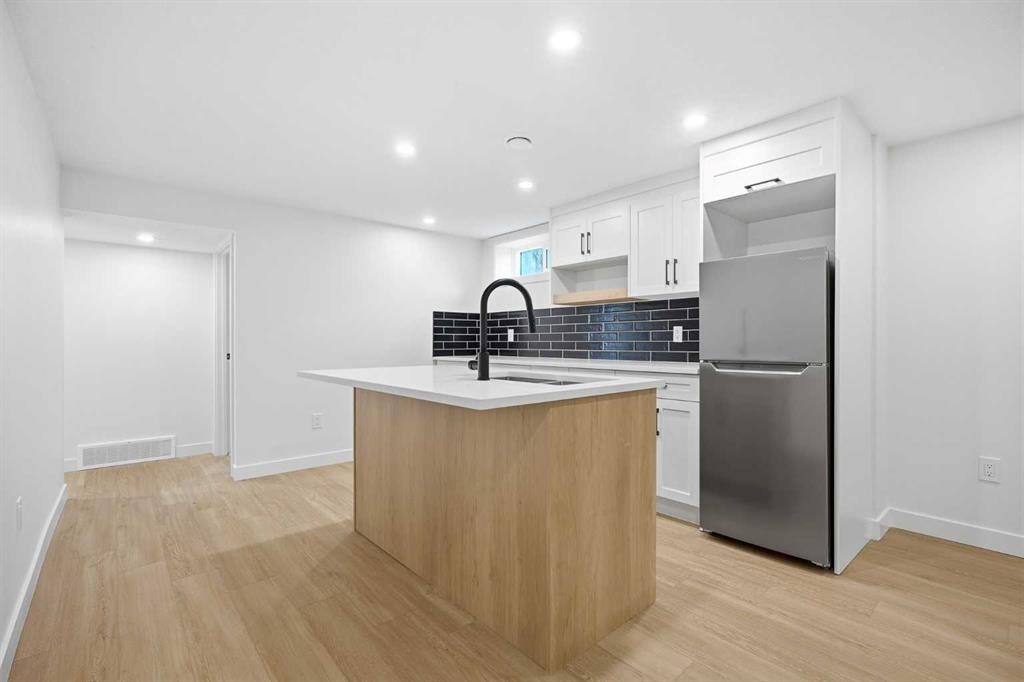 451 Arlington Drive Se, Calgary, AB - Indoor Photo Showing Kitchen With Upgraded Kitchen