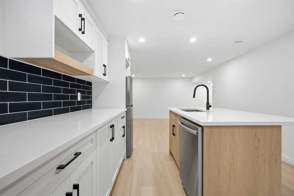 451 Arlington Drive Se, Calgary, AB - Indoor Photo Showing Kitchen