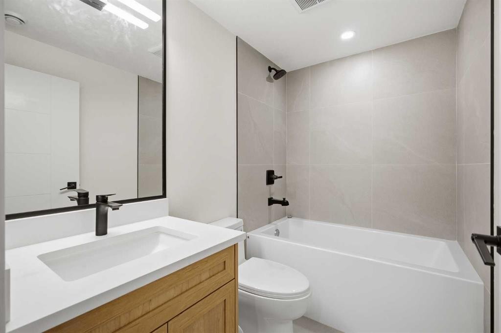 451 Arlington Drive Se, Calgary, AB - Indoor Photo Showing Bathroom