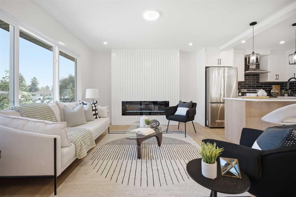 451 Arlington Drive Se, Calgary, AB - Indoor Photo Showing Living Room