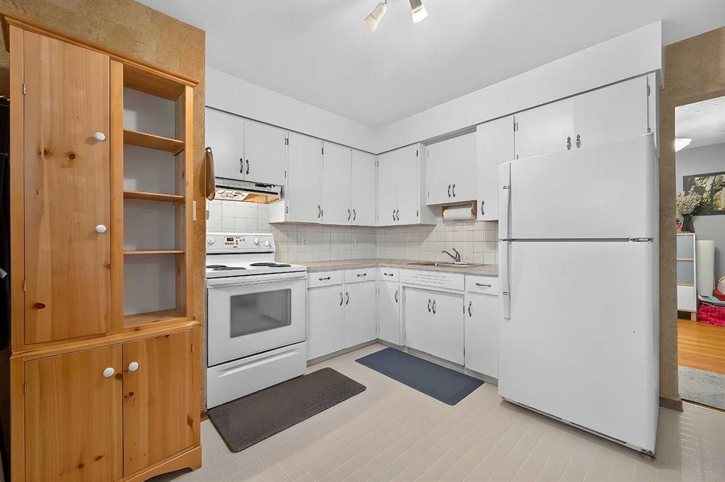 14 Rosetree Crescent Nw, Calgary, AB - Indoor Photo Showing Kitchen