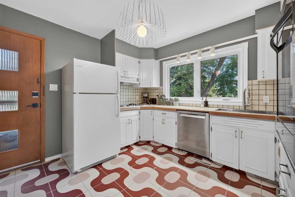 14 Rosetree Crescent Nw, Calgary, AB - Indoor Photo Showing Kitchen
