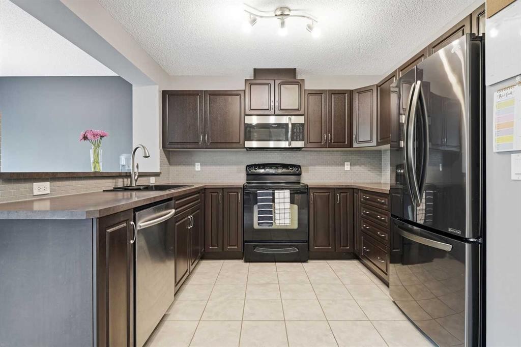 14 River Heights Crescent, Cochrane, AB - Indoor Photo Showing Kitchen