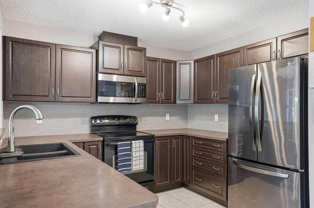 14 River Heights Crescent, Cochrane, AB - Indoor Photo Showing Kitchen With Double Sink With Upgraded Kitchen