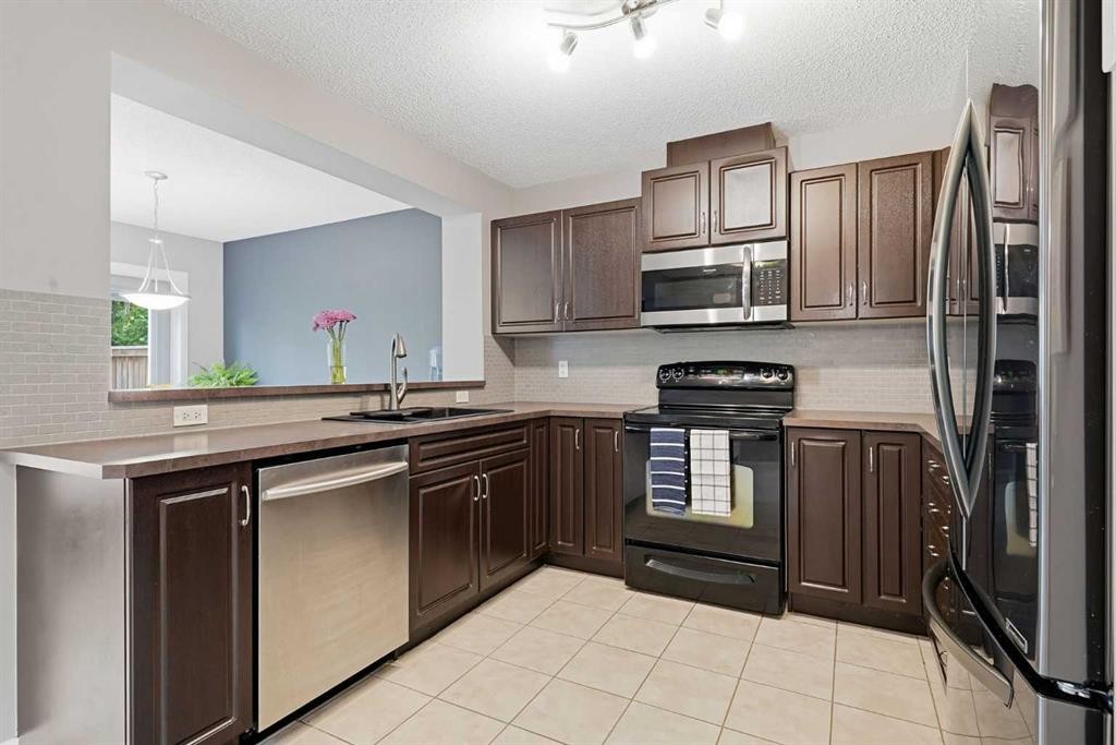 14 River Heights Crescent, Cochrane, AB - Indoor Photo Showing Kitchen