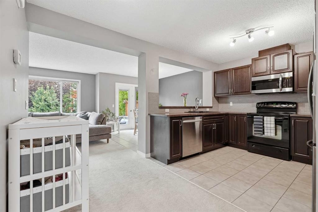 14 River Heights Crescent, Cochrane, AB - Indoor Photo Showing Kitchen
