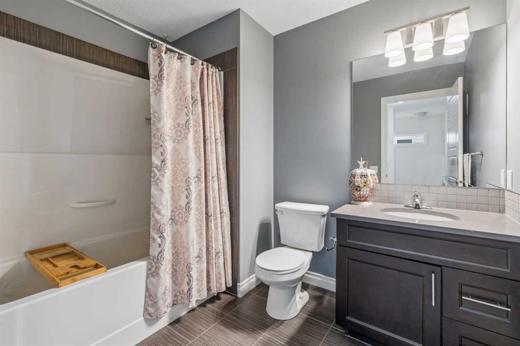 11 Legacy Crescent Se, Calgary, AB - Indoor Photo Showing Bathroom