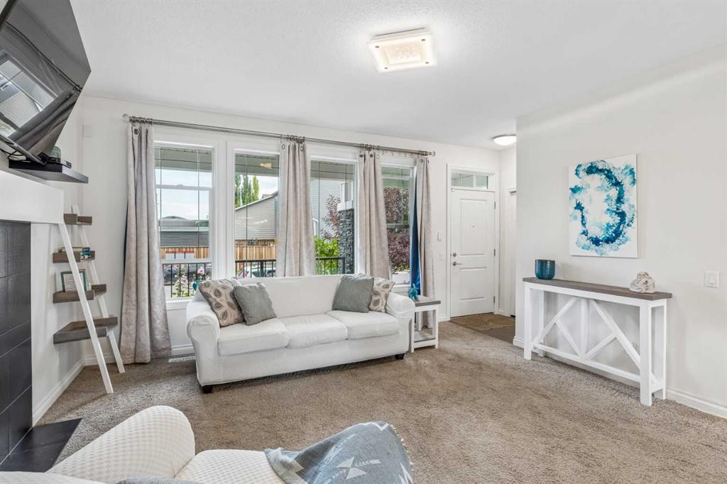 11 Legacy Crescent Se, Calgary, AB - Indoor Photo Showing Living Room