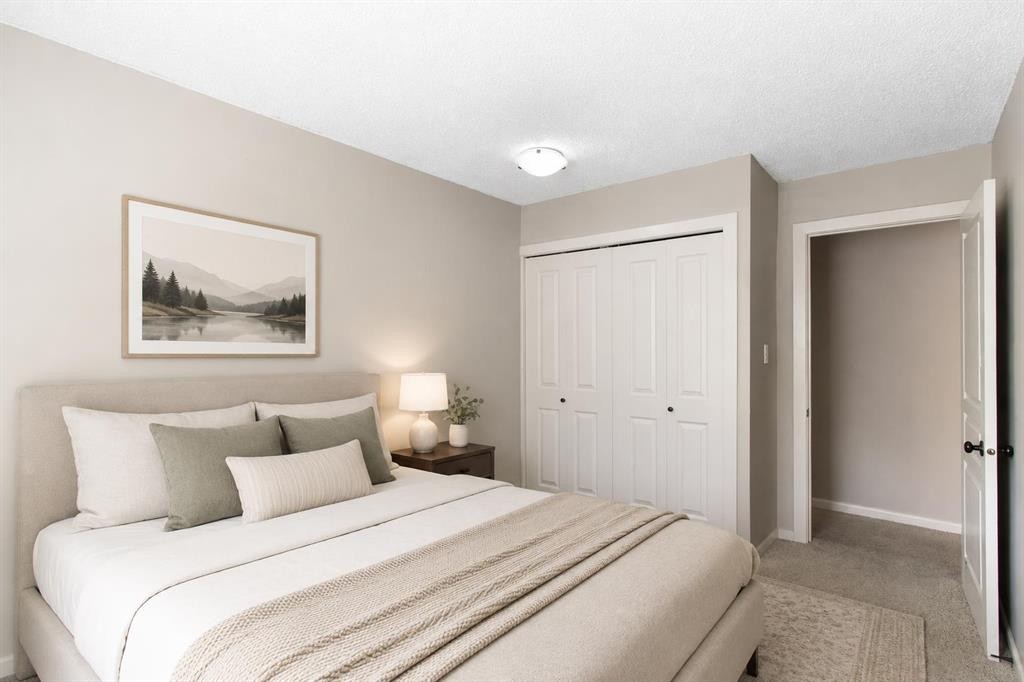522-6400 Coach Hill Road Sw, Calgary, AB - Indoor Photo Showing Bedroom