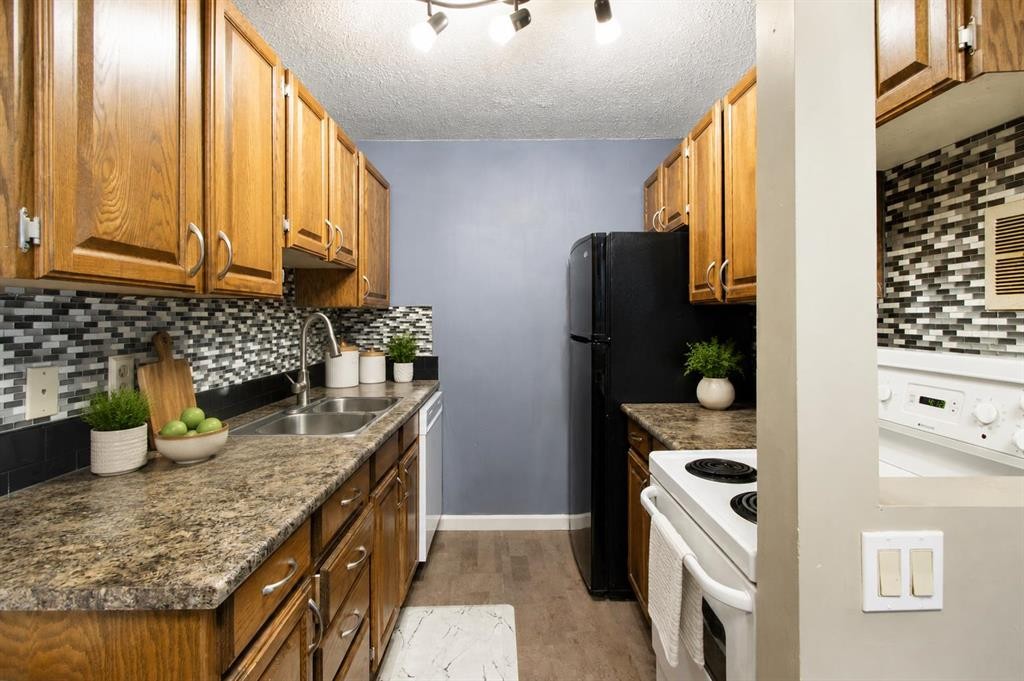 522-6400 Coach Hill Road Sw, Calgary, AB - Indoor Photo Showing Kitchen With Double Sink