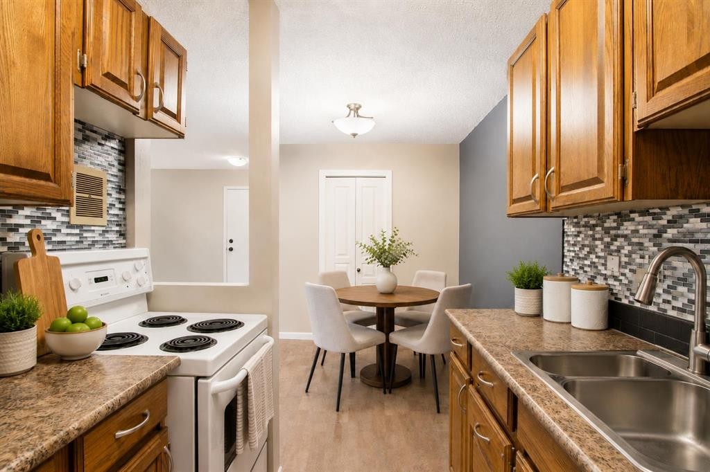 522-6400 Coach Hill Road Sw, Calgary, AB - Indoor Photo Showing Kitchen With Double Sink