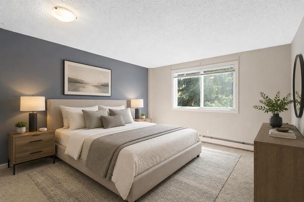522-6400 Coach Hill Road Sw, Calgary, AB - Indoor Photo Showing Bedroom