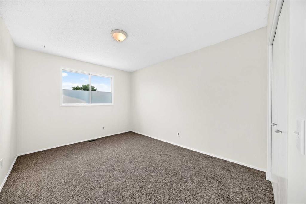 8524 Berwick Road Nw, Calgary, AB - Indoor Photo Showing Other Room