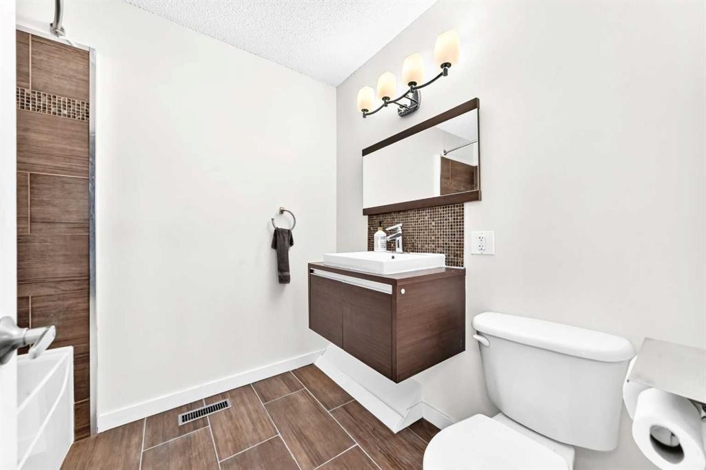 8524 Berwick Road Nw, Calgary, AB - Indoor Photo Showing Bathroom
