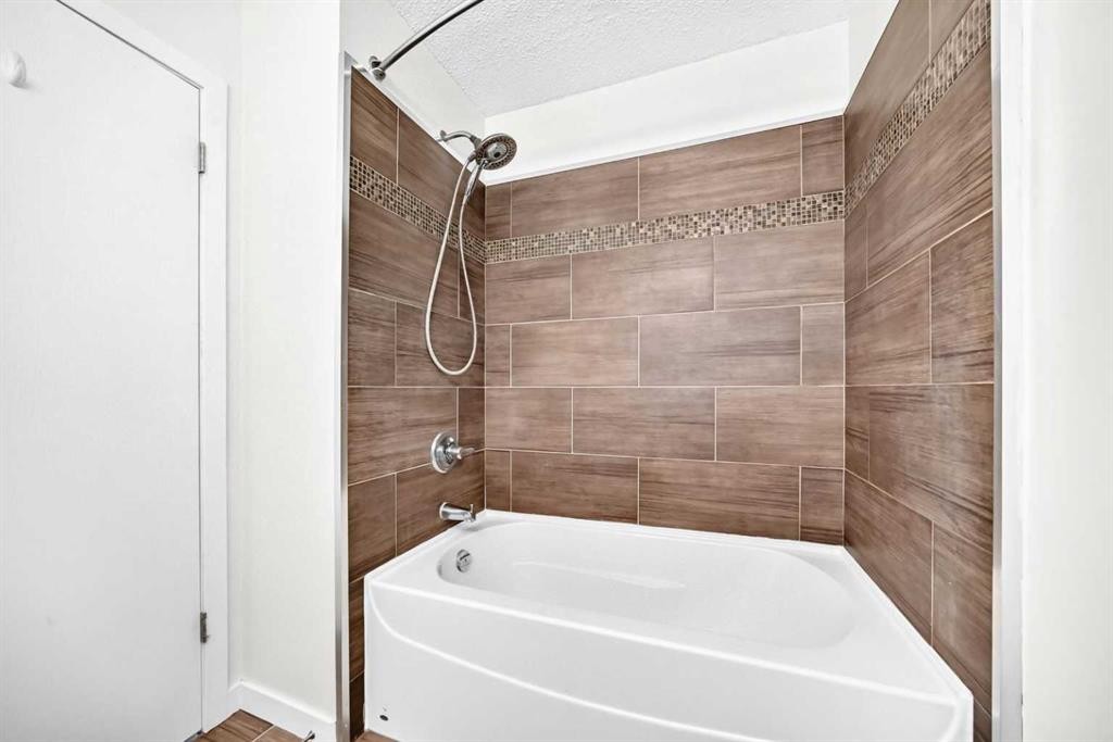 8524 Berwick Road Nw, Calgary, AB - Indoor Photo Showing Bathroom