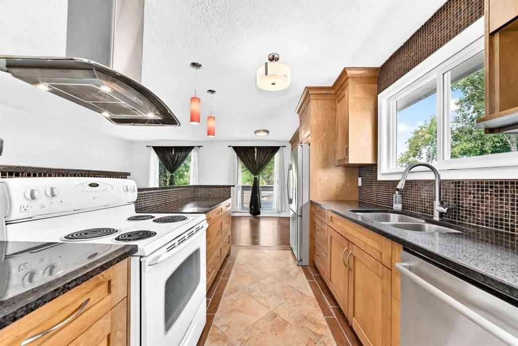 8524 Berwick Road Nw, Calgary, AB - Indoor Photo Showing Kitchen With Double Sink