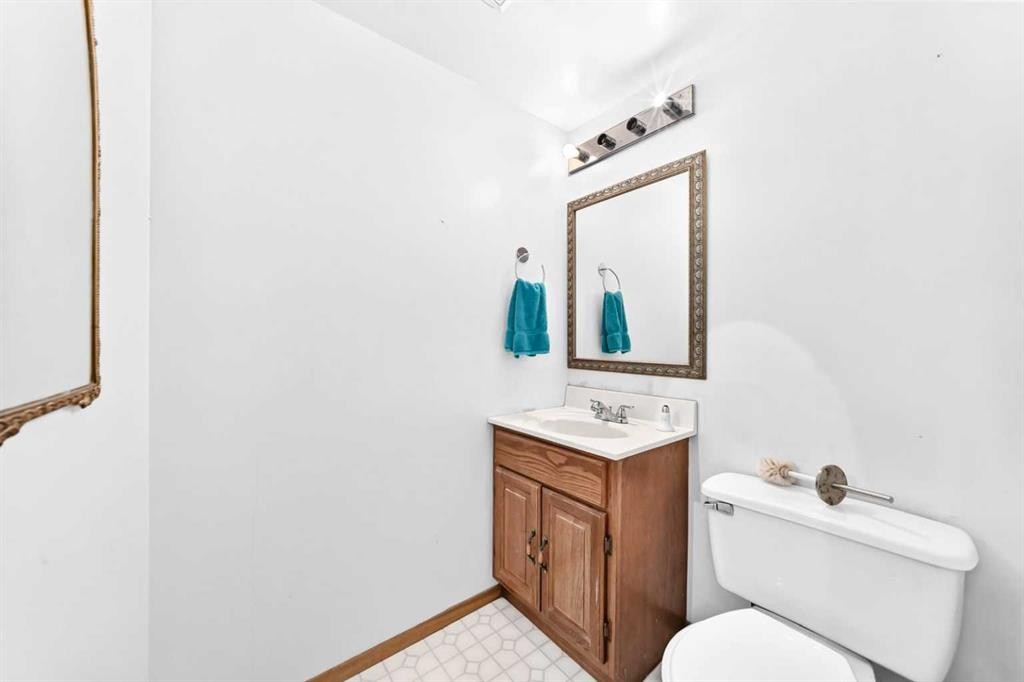 8524 Berwick Road Nw, Calgary, AB - Indoor Photo Showing Bathroom