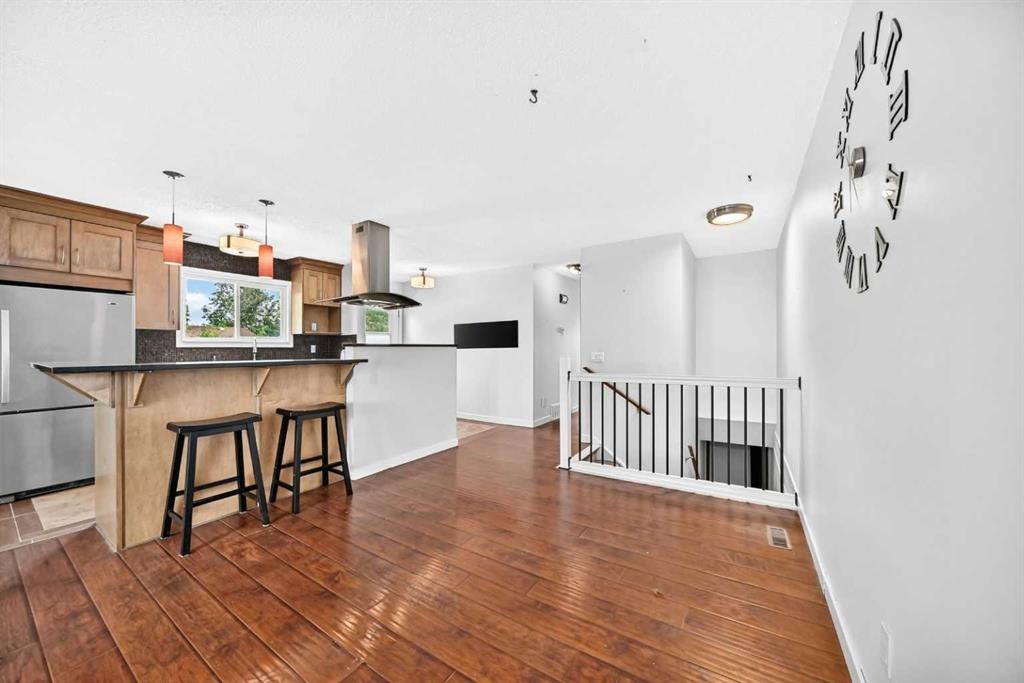 8524 Berwick Road Nw, Calgary, AB - Indoor Photo Showing Kitchen