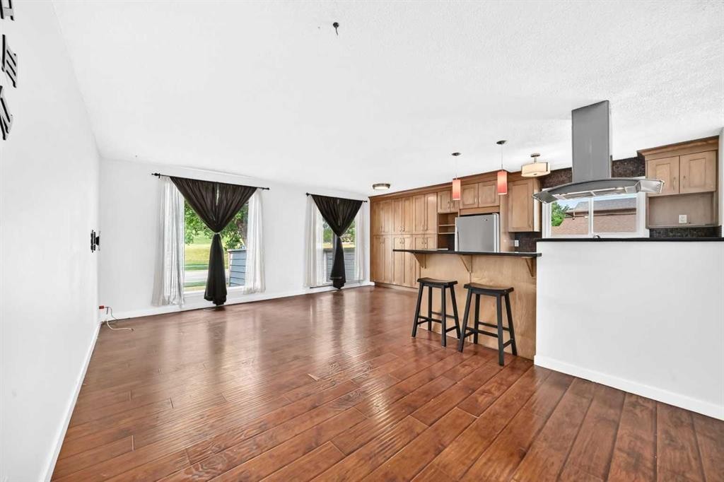 8524 Berwick Road Nw, Calgary, AB - Indoor Photo Showing Kitchen
