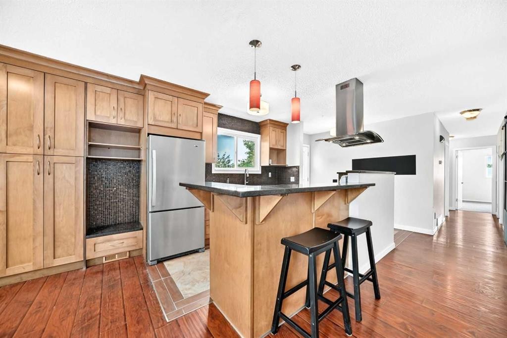8524 Berwick Road Nw, Calgary, AB - Indoor Photo Showing Kitchen