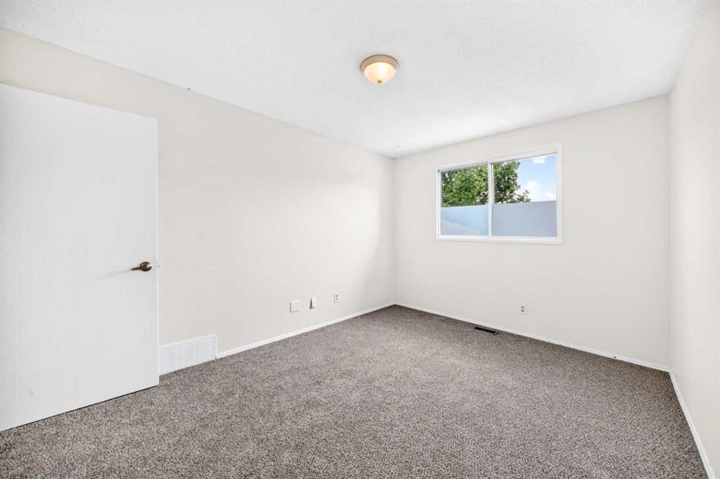 8524 Berwick Road Nw, Calgary, AB - Indoor Photo Showing Other Room