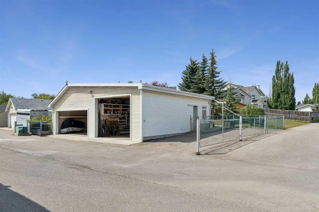 246 Mt Lorette Place Se, Calgary, AB - Outdoor