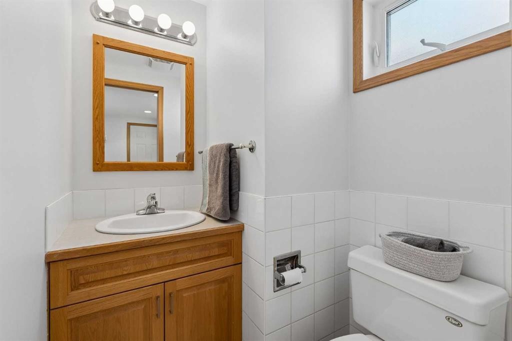 246 Mt Lorette Place Se, Calgary, AB - Indoor Photo Showing Bathroom