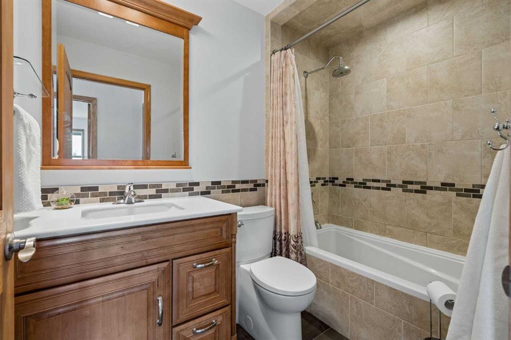 246 Mt Lorette Place Se, Calgary, AB - Indoor Photo Showing Bathroom
