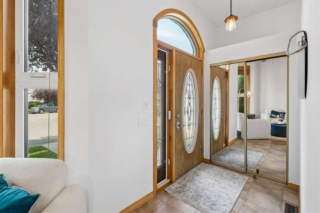 246 Mt Lorette Place Se, Calgary, AB - Indoor Photo Showing Other Room