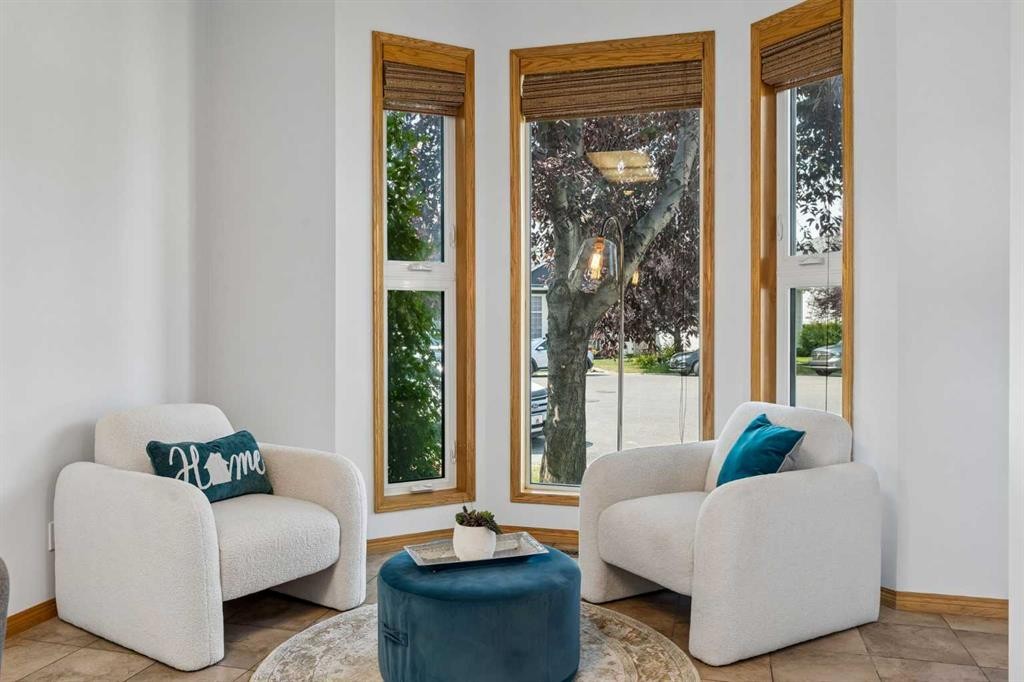 246 Mt Lorette Place Se, Calgary, AB - Indoor Photo Showing Living Room