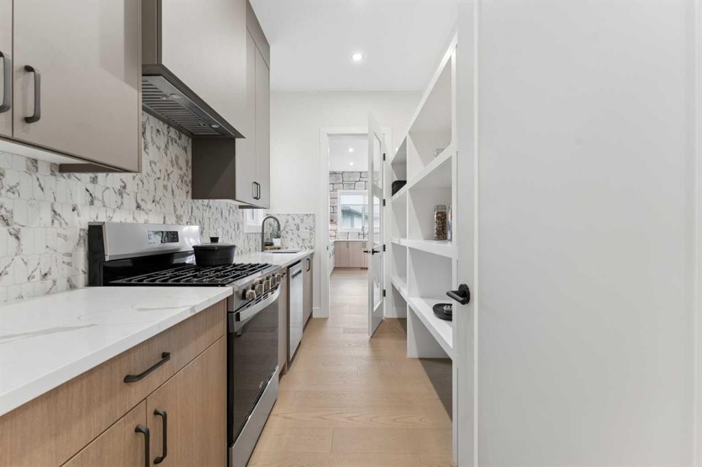 507 Waterford Rise, Chestermere, AB - Indoor Photo Showing Kitchen