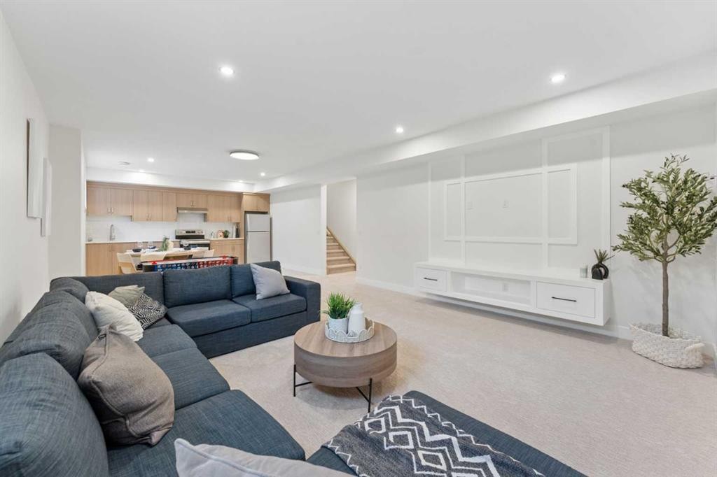 507 Waterford Rise, Chestermere, AB - Indoor Photo Showing Living Room