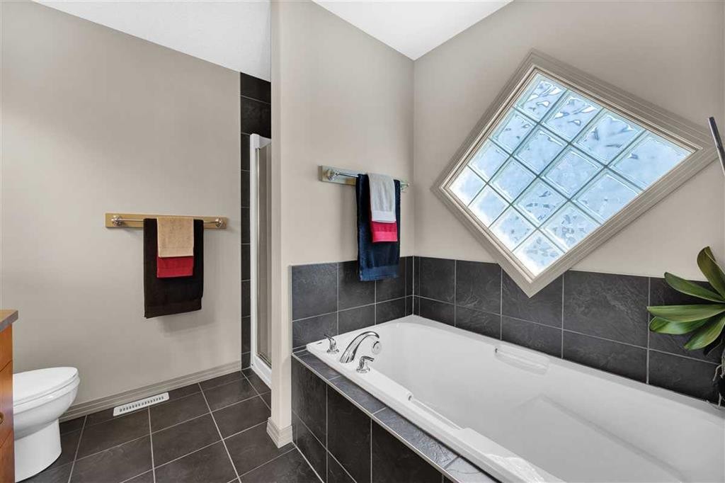 146 Springborough Point Sw, Calgary, AB - Indoor Photo Showing Bathroom