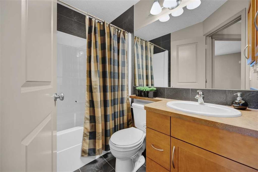 146 Springborough Point Sw, Calgary, AB - Indoor Photo Showing Bathroom