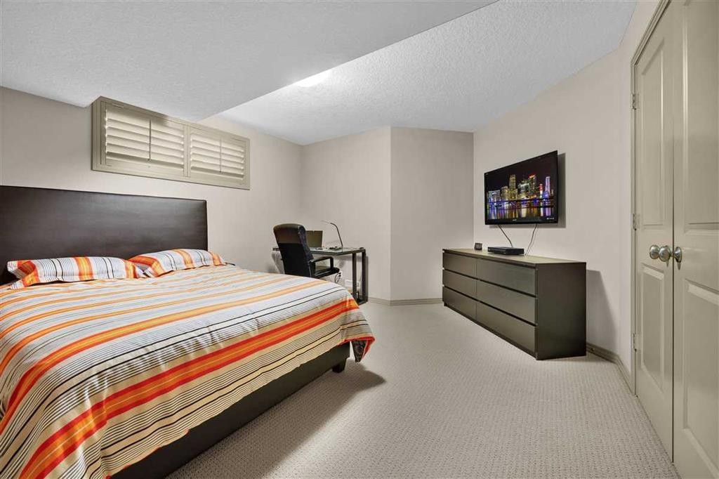 146 Springborough Point Sw, Calgary, AB - Indoor Photo Showing Bedroom