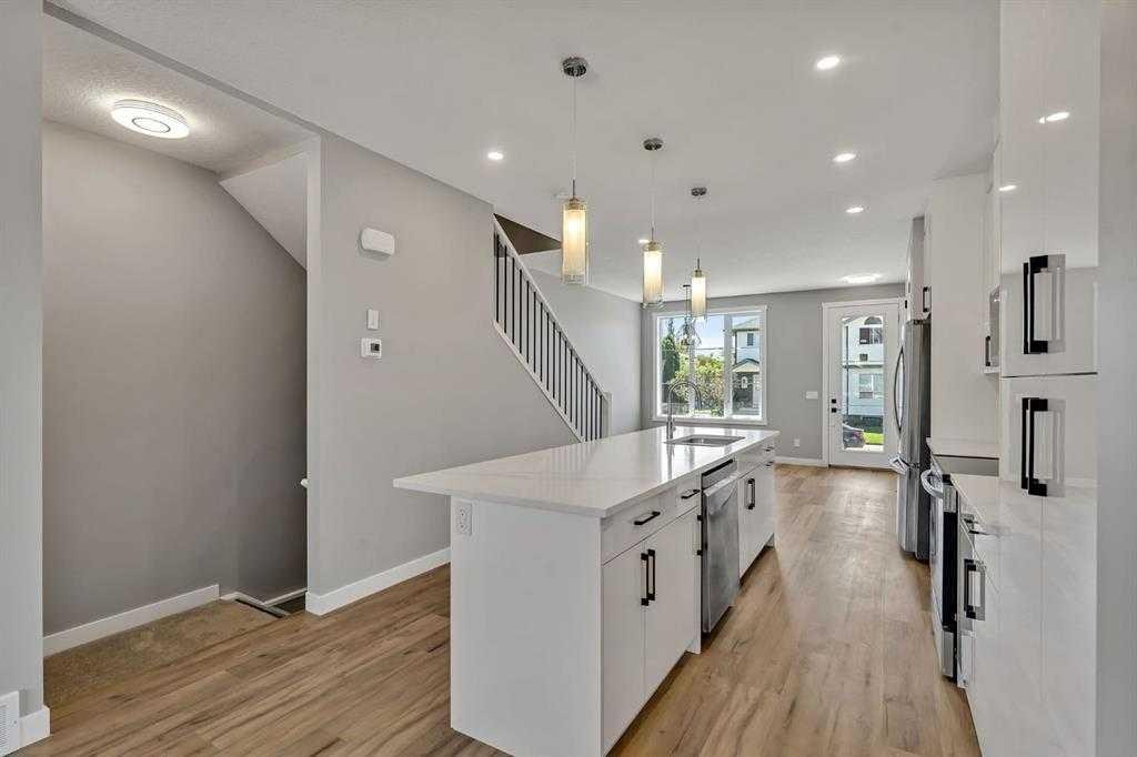 28A Green Meadow Crescent, Strathmore, AB - Indoor Photo Showing Kitchen With Upgraded Kitchen